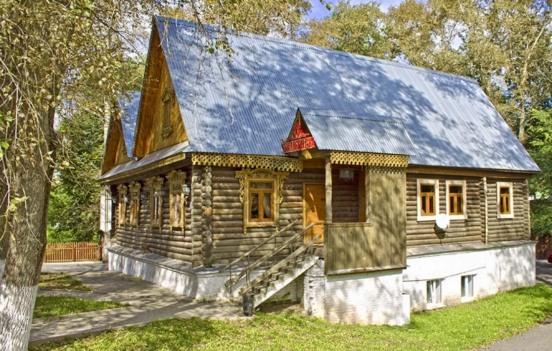Деревянный дом с резными наличниками