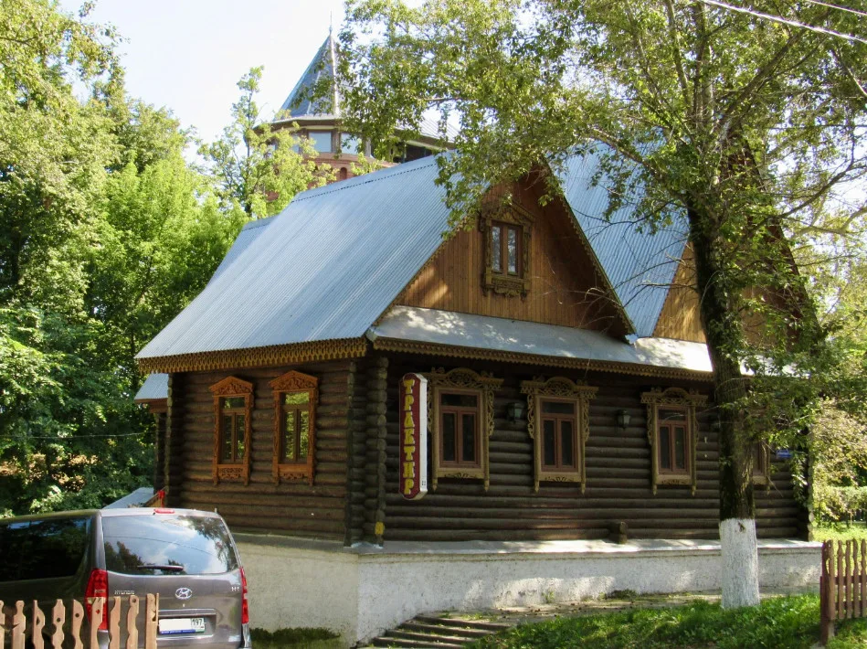 Деревянный дом в зелени